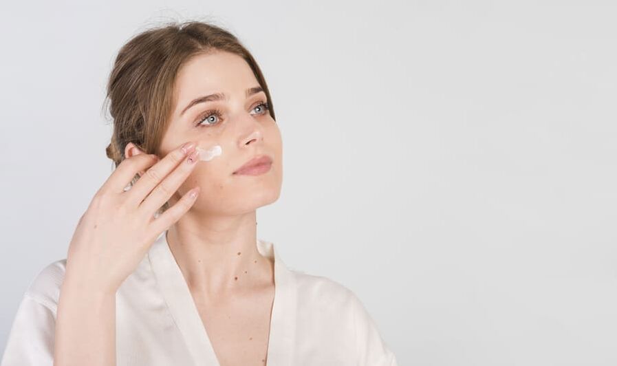 procedure of applying the cream to the skin of the face
