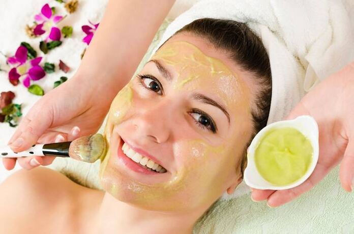 Homemade anti-aging mask with essential oil in the composition