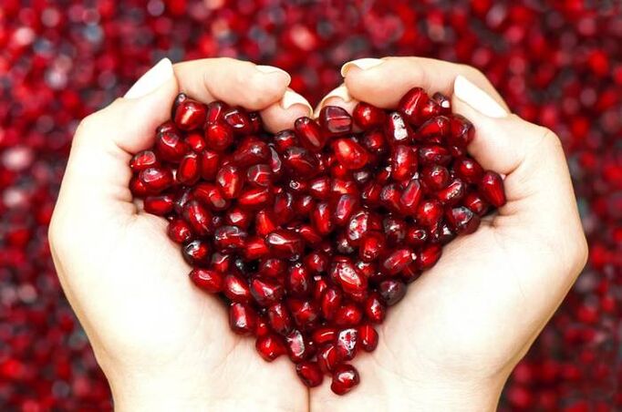 The oil obtained from the seeds of pomegranate will restore the complexion of the skin of the face and protect against ultraviolet rays. 
